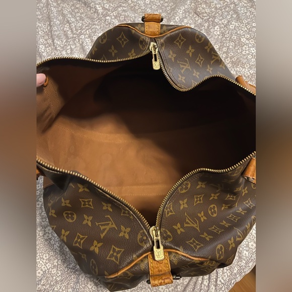 Louis Vuitton keepall 50. No stains inside or rips in leather. Has wear - Picture 2 of 9